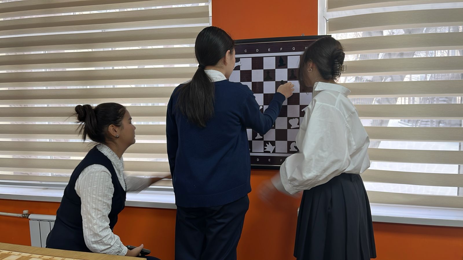 Оқушылар қоңырау кезінде бос уақытын тиімді өткізеді.