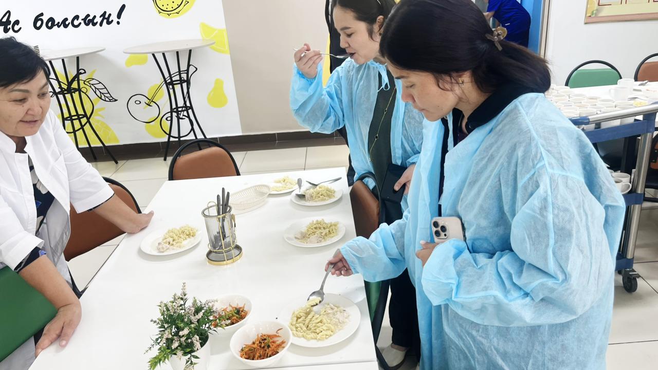 29.09.Брокераждық комиссия және 1 "Б" В "А" сынып Нусипбекова И.Жумабекова Г кезекті асхананың санитарлық жағдайға сәйкес келуін, тазалығын,тамақтың құнарлылығын,күнделікті мәзірге сәйкес келуіне тексеру жүргізілді.Нәтижесі қалыпты деңгейде